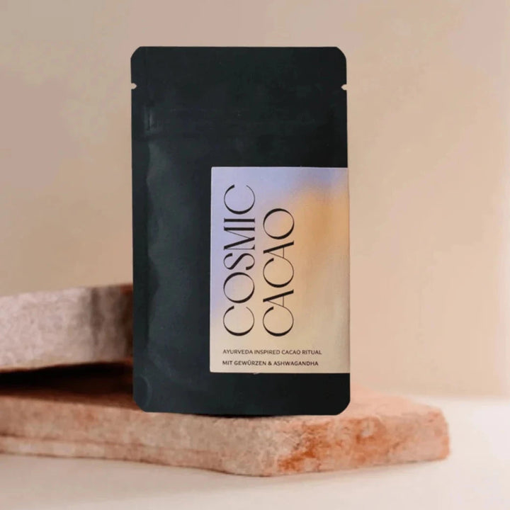 Ayurveda Soulfood Cosmic Cacao Refill Verpackung vor hellem Hintergrund