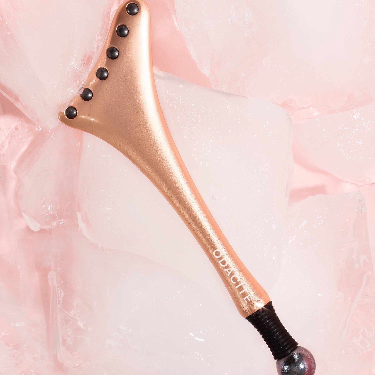 Odacité Cryo Tech Facial Toll auf rosafarbenem Eis