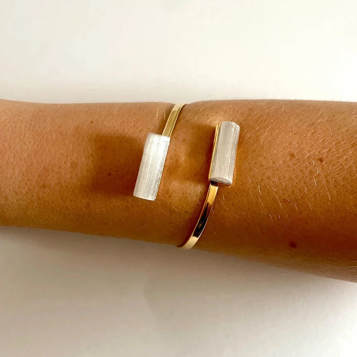 Arm mit Selenit Armreif von Crystal and Sage.
