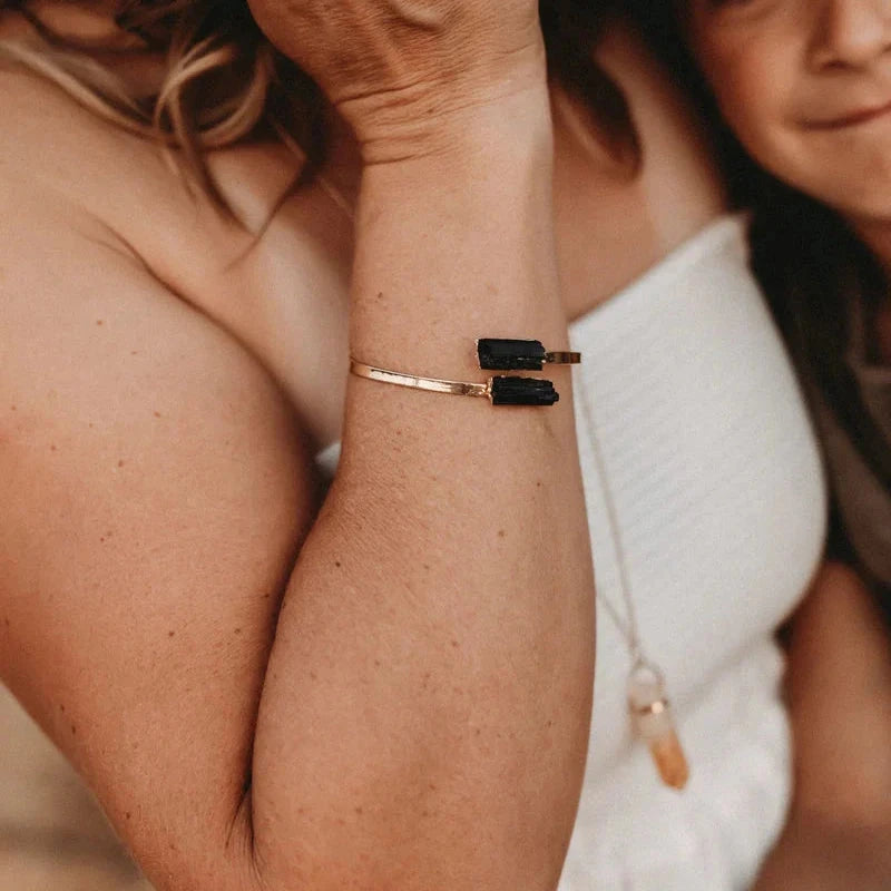 Arm mit Turmalin Armreif von Crystal and Sage.