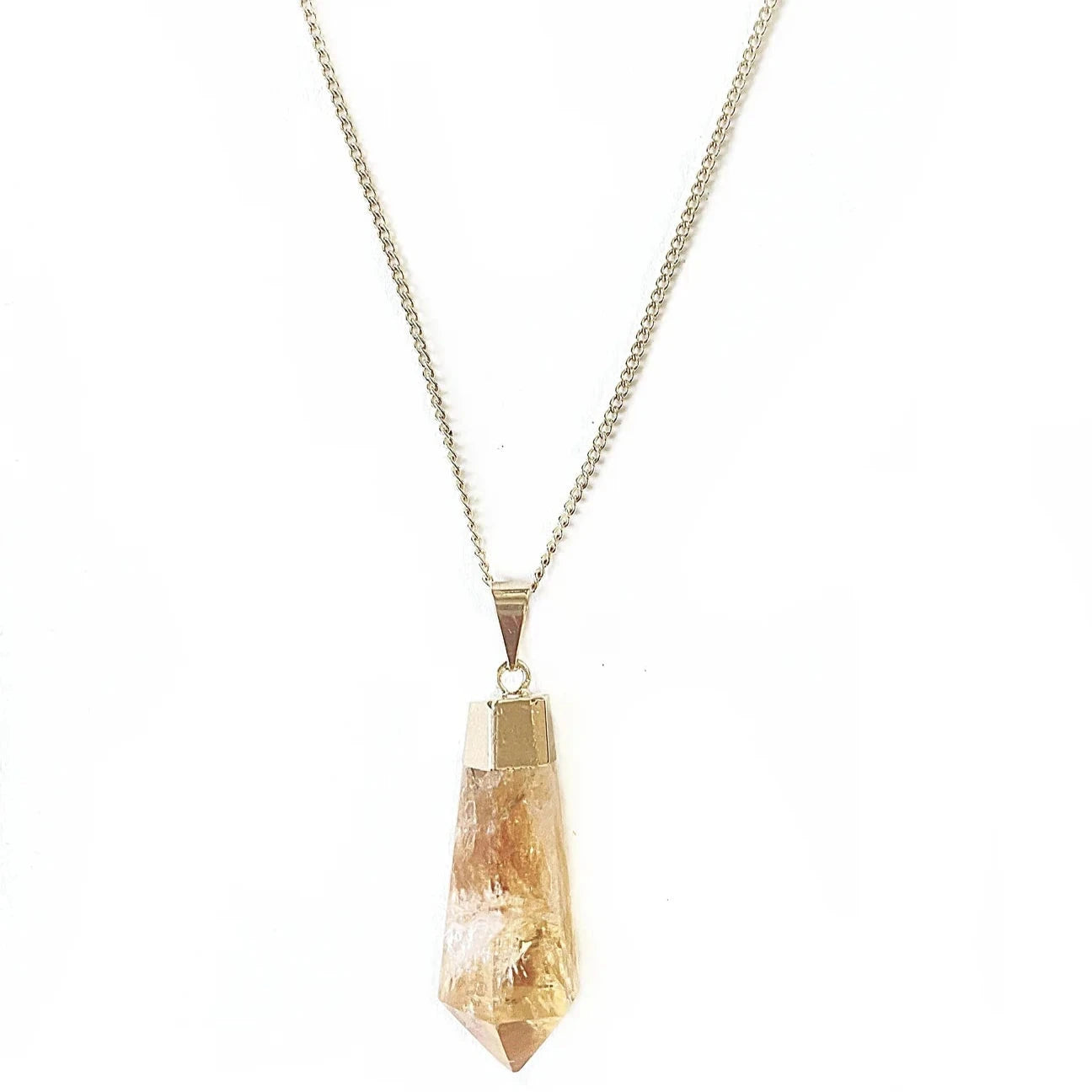 Zitrin Halskette von Crystal and Sage vor weißem Hintergrund.