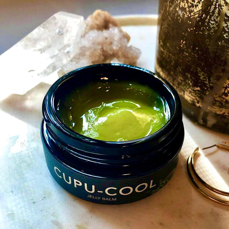 Lilfox CupuCool im schwarzen Tiegel mit gelber Textur und Heilsteinen im Hintergrund North Glow