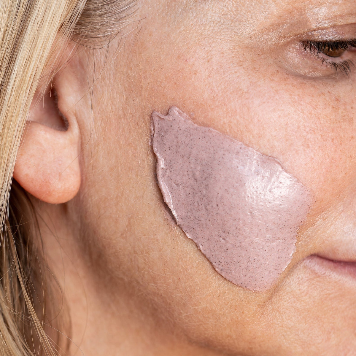 Rosafarbene Textur der DAFNA'S RESET Rejuvenating Treatment Gesichtsmaske.