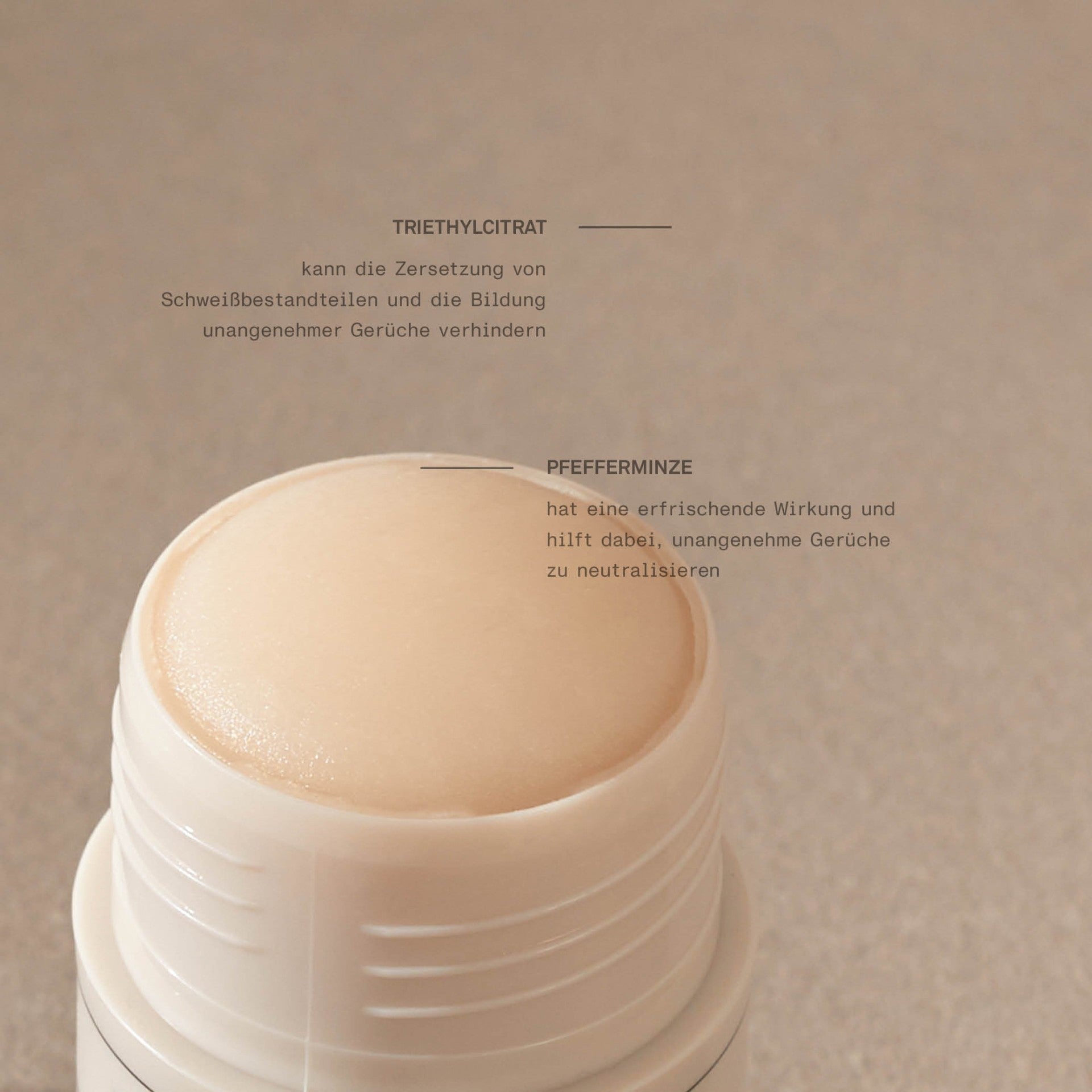 Nahaufnahme des Team Dr Joseph Daily Comfort Deodorant – Fokus auf die glatte, cremige Oberfläche des Deosticks, hochwertige Textur sichtbar, leicht verschwommener Hintergrund.