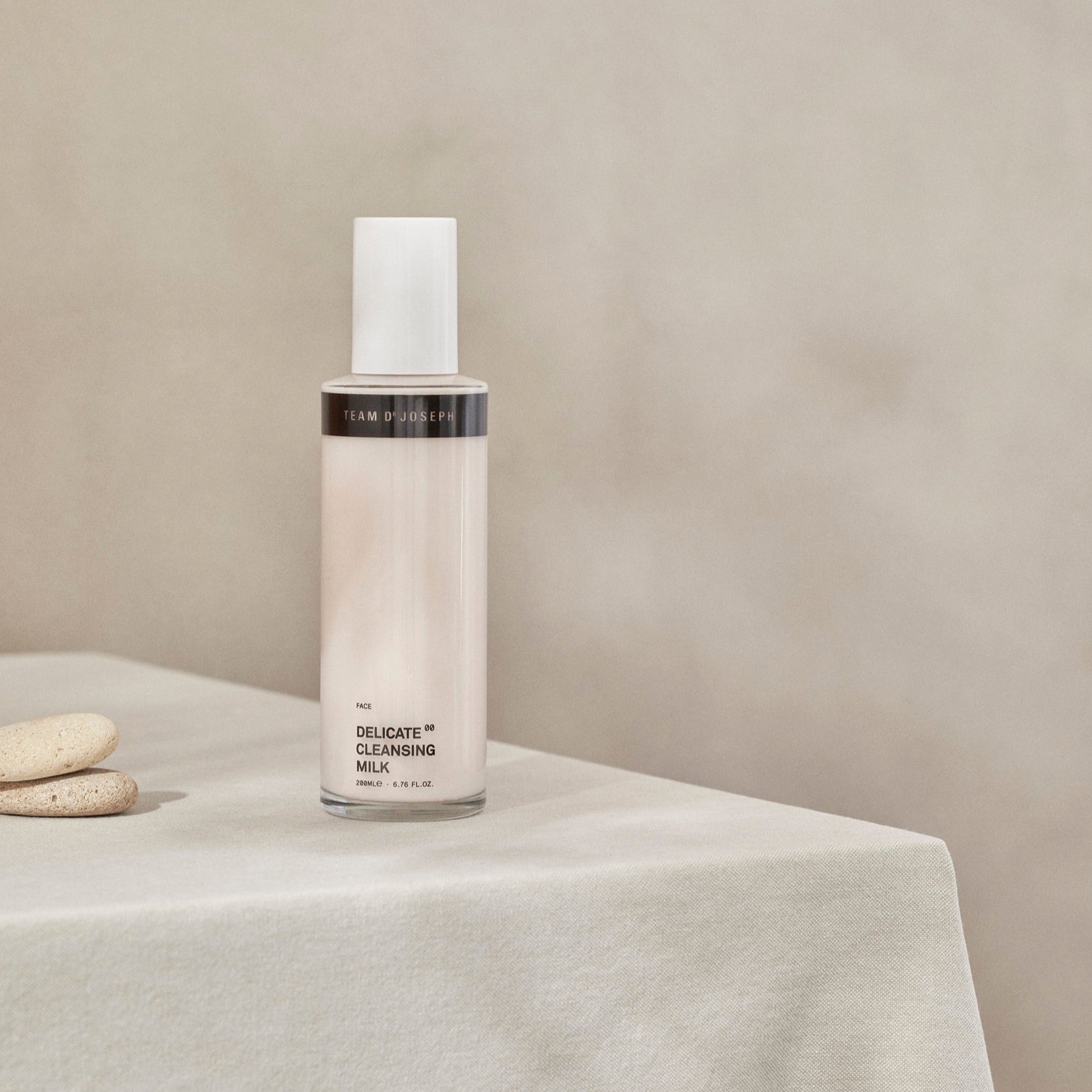 Delicate Cleansing Milk von TEAM DR JOSEPH stilvoll arrangiert auf einem Tisch – hochwertige Gesichtspflege für die tägliche Reinigung