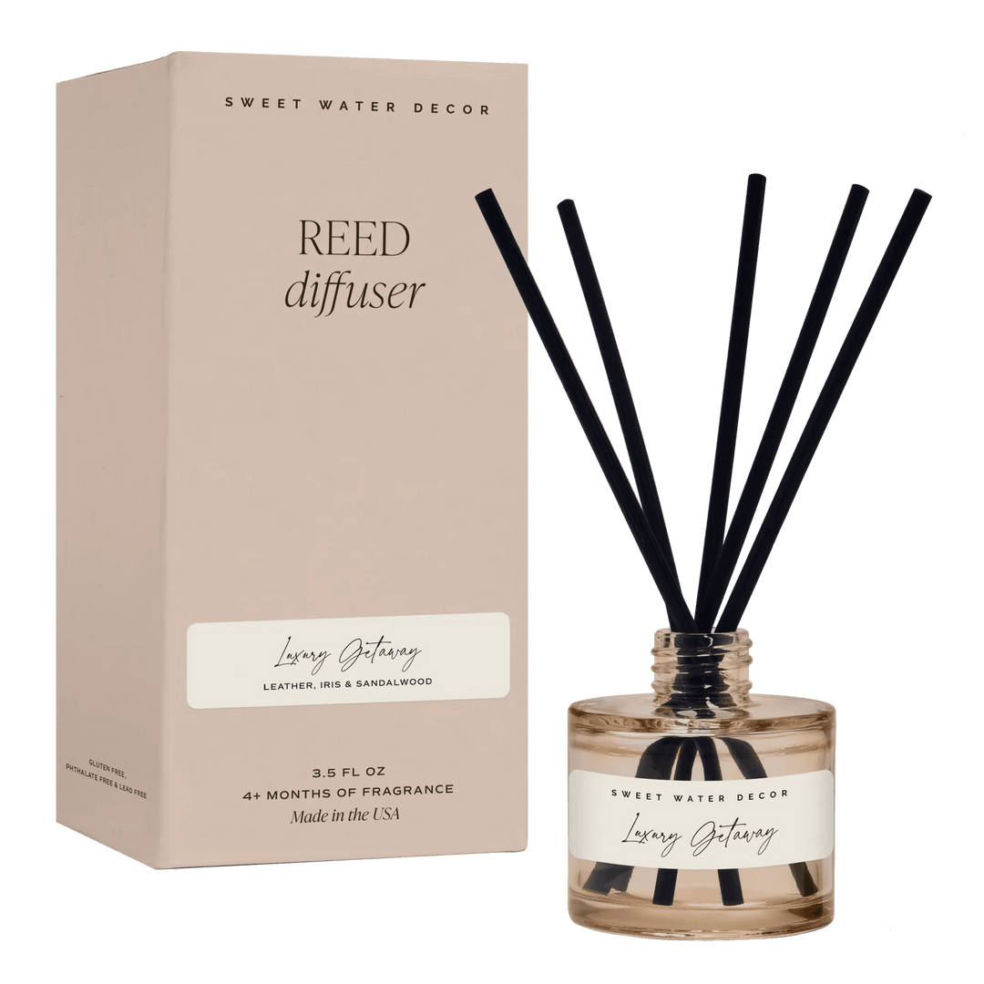 Diffuser Luxury Getaway Tinted Glass Jar steht mit Duftsäbchen befüllt neben der Verpackung.