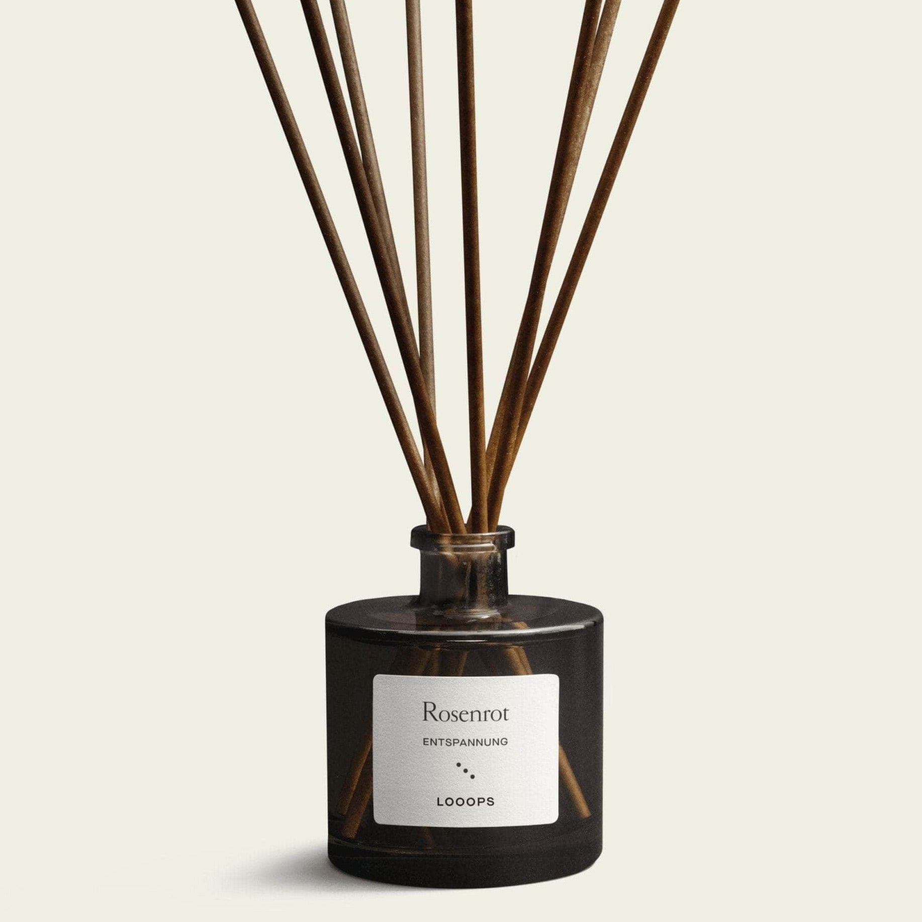 Duftstäbchen Diffusor Glasflasche Rosenrot von Looops steht vor weißem Hintergrund.