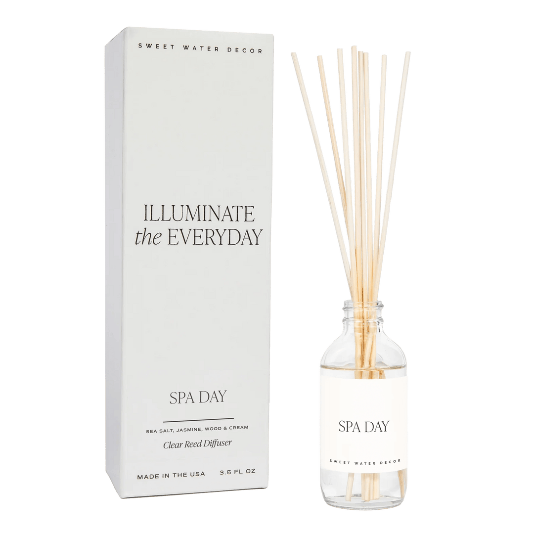 Sweet Water Decor Diffuser Spa Day Flasche mit Schilfrohrstäbchen und Karton.