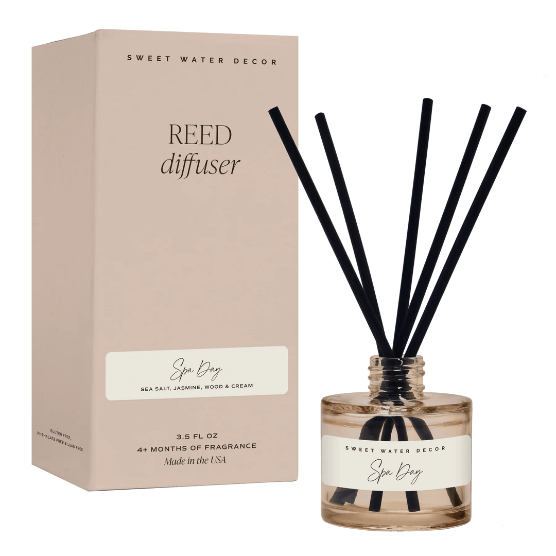 Diffuser Spa Day Tinted Glass Jar steht mit Duftsäbchen befüllt neben der Verpackung.