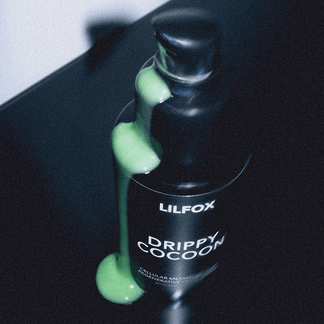 Hellgrünes Serumkontrat fließt aus der schwarzen Glasflasche mit Pumpverschluß - Lilfox Drippy Cocoon. North Glow