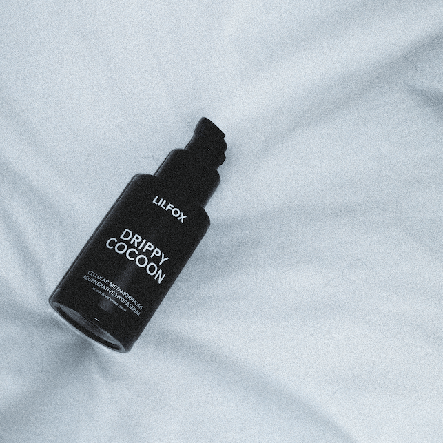 Glasflasche mit Pumpverschluß - Lilfox Serumkonzentrat Drippy Cocoon aus der Vogelperspektive. North Glow