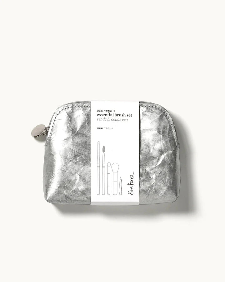 Silberne Kosmetiktasche vom Eco Vegan Essential Brush Set von Ere Perez
