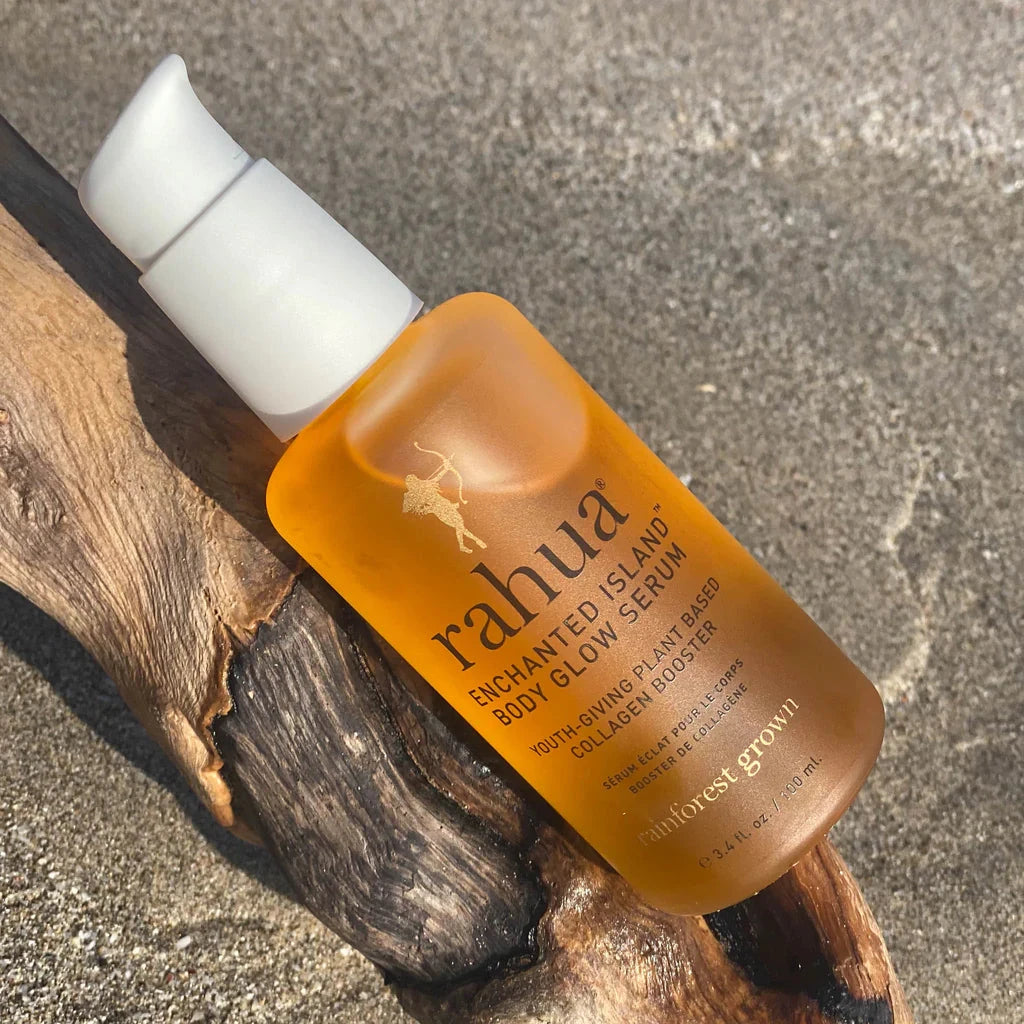 Rahua Enchanted Island Body Glow Serum 100 ml Flasche am Strand