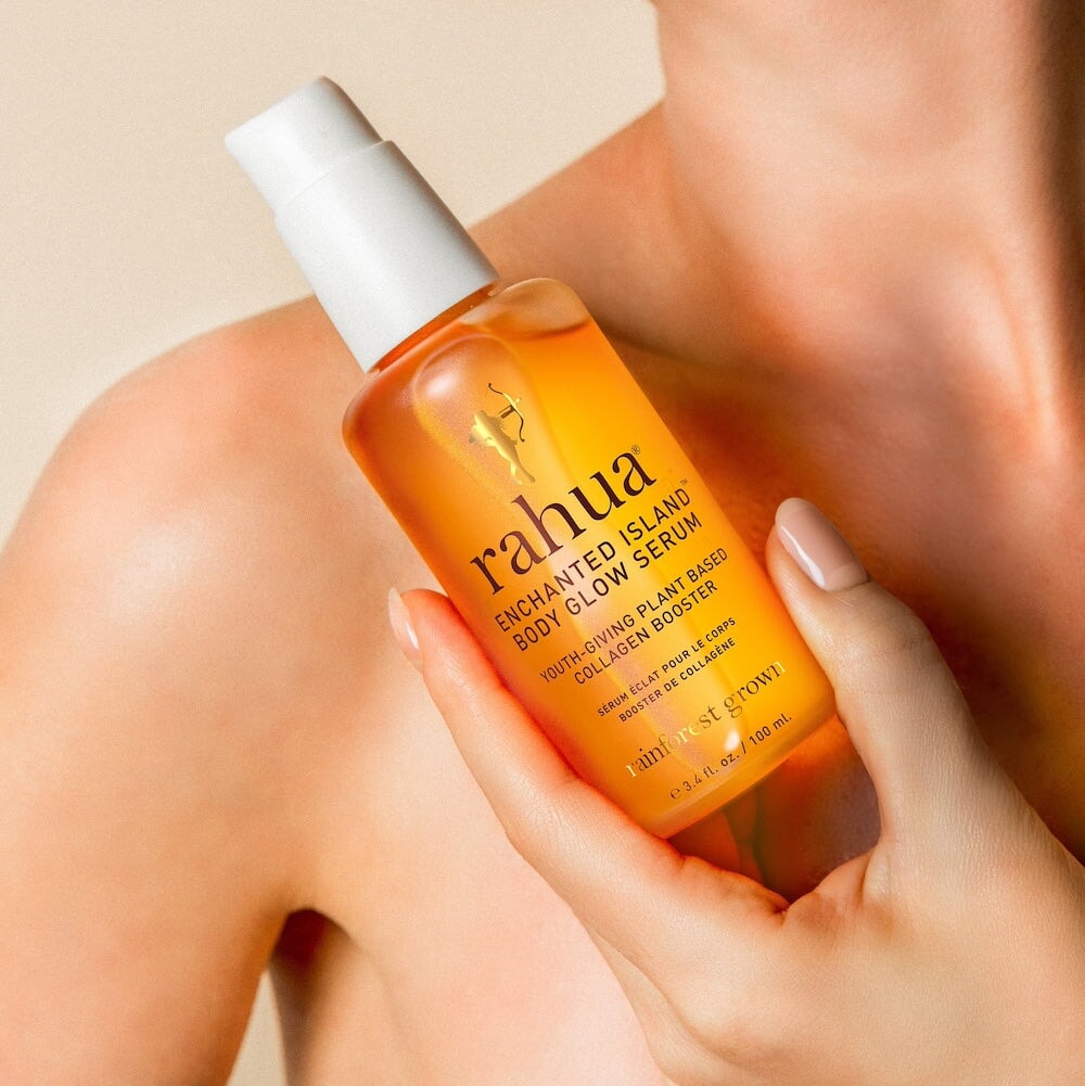 Rahua Enchanted Island Body Glow Serum in einer Hand