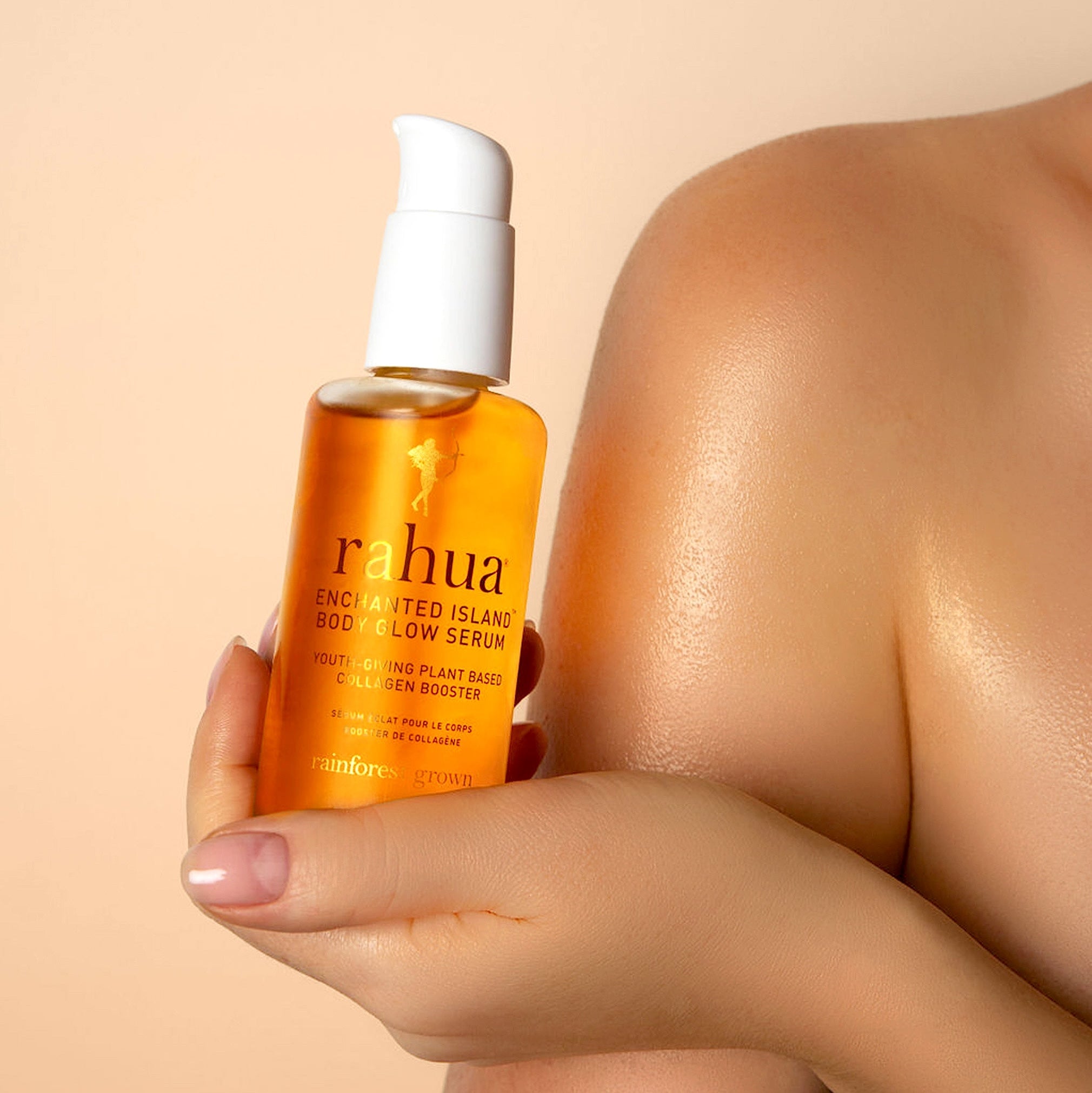 Rahua Enchanted Island Body Glow Serum Flasche gehalten von einer weiblichen Hand.