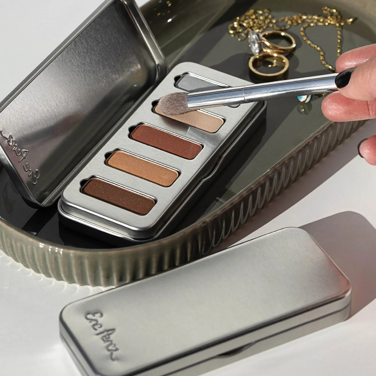 Ere Perez Eco Vegan Eye Duo Brush – runde Seite zum Verblenden, spitze Seite für Details