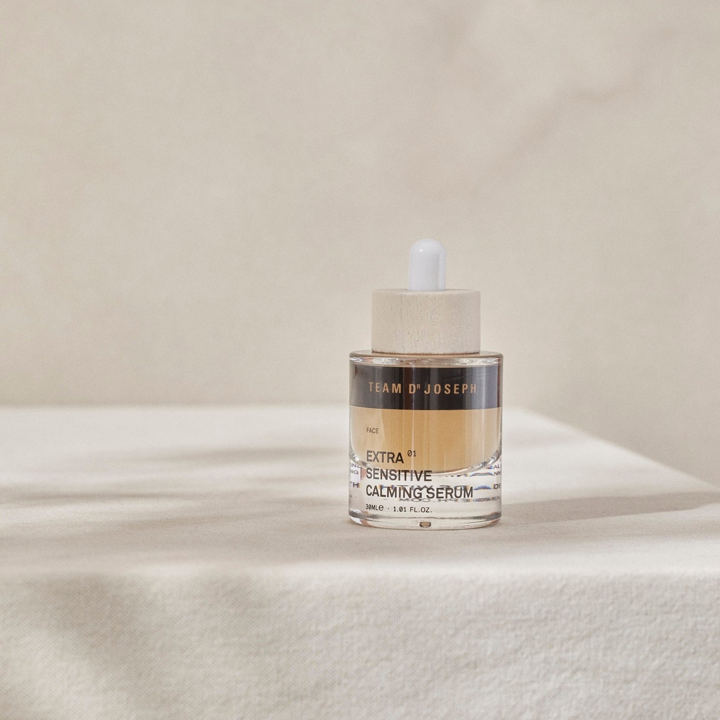 Extra Sensitive Calming Serum von TEAM DR JOSEPH – 30 ml Pipettenflasche in schlichtem Naturdesign