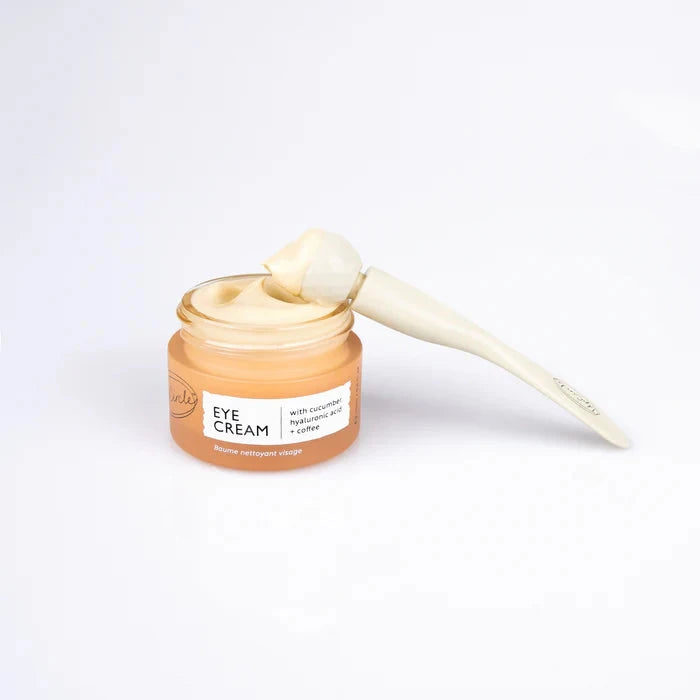 Leichte Creme-Textur der UpCircle Eye Cream mit Hyaluronsäure und Koffein für wache Augen