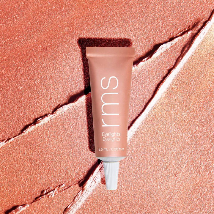 Swatch des RMS Beauty Cream Eyeshadow Crystal Slipper – schimmernder Rosé-Beige-Ton mit sanftem Glow auf der Haut