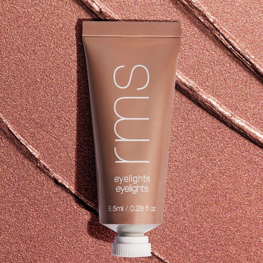 Tube Eyelights Cream Eyeshadow Spark vor Farb- und Texturbeispiel.