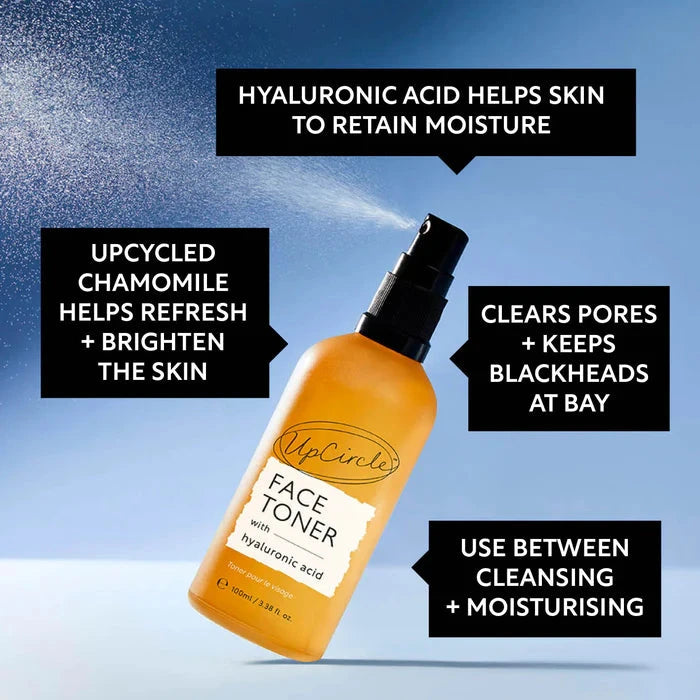 Anwendung des UpCircle Hydrating Face Toner – erfrischender Feuchtigkeitsspray für klare, gepflegte Haut