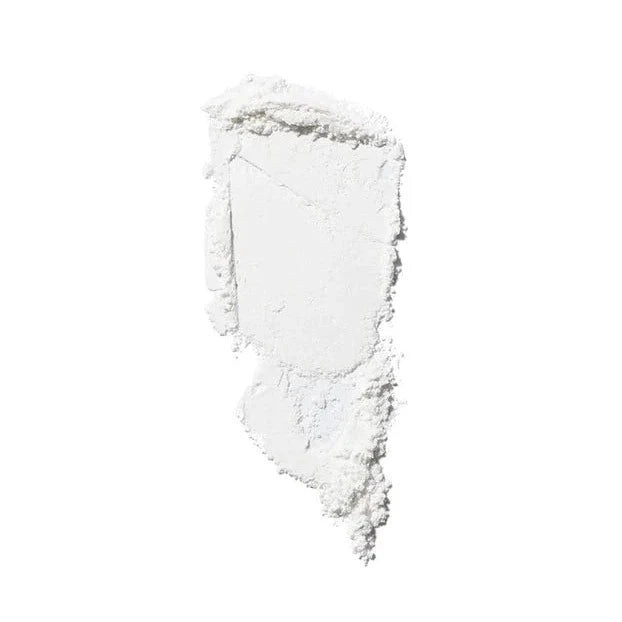 ILIA Soft Focus Finishing Powder Textur vor weißem Hintergrund North Glow