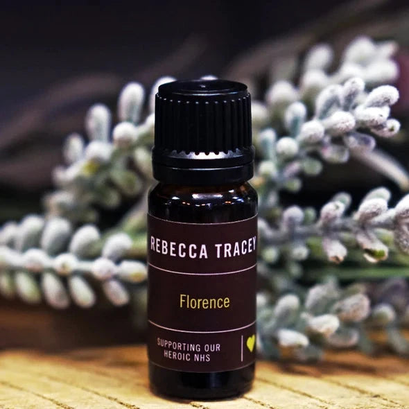 Rebecca Tracey Florence Duftöl Flasche vor Lavendelblüten