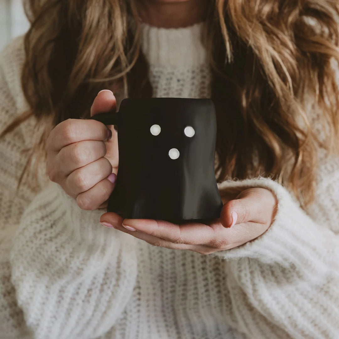 Ghost Tasse von Sweet Water Decor wird von zwei Händen gehalten.