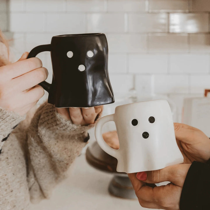 Ghost-Tassen in schwarz und weiß.
