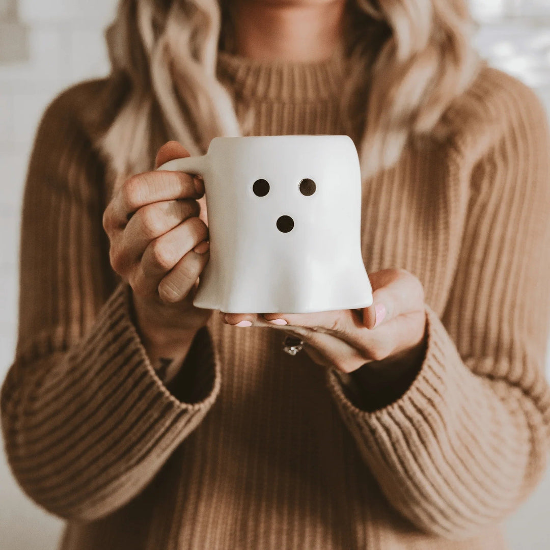 Halloween-Kaffeetasse mit Geister-Design, gefüllt mit heißem Kakao und Marshmallows North Glow