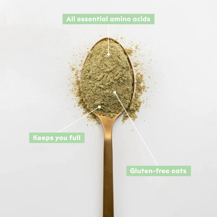 Kiano Green Fuel Pulver auf einem goldenen Löffel auf weißem Untergrund