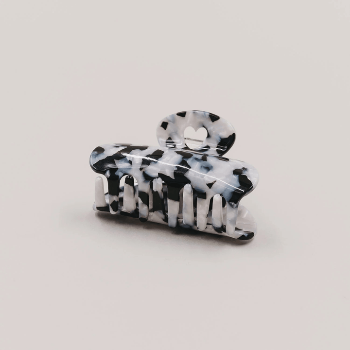 Detailansicht Haarspange Herz Panda – stilvolles Accessoire mit marmoriertem Finish