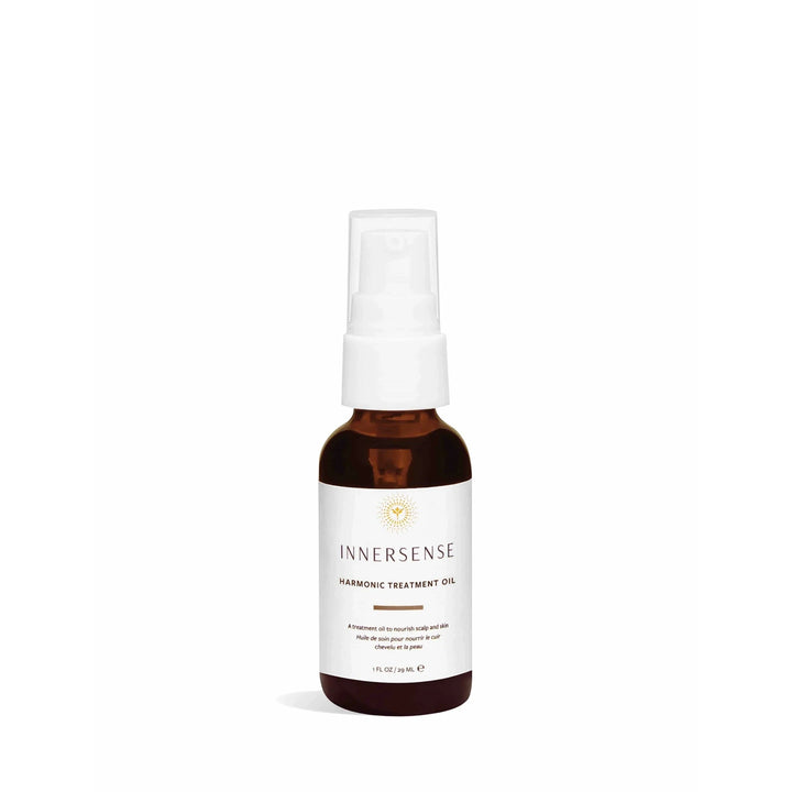 Braune Pumpflasche von Innersense "Harminoc Treatment Oil" vor weißem Hintergrund.