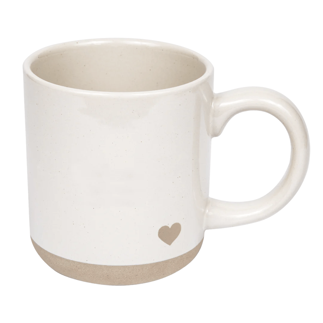 Herz Kaffeetasse aus Steingut vor weißem Hintergrund – perfektes Geschenk für besondere Momente