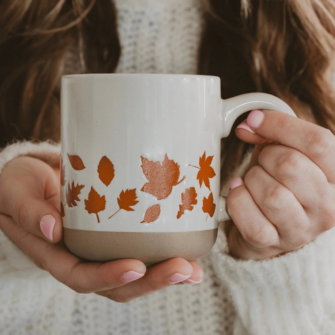 Herbsttasse mit roten Blättern von SWEET WATER DECOR North Glow