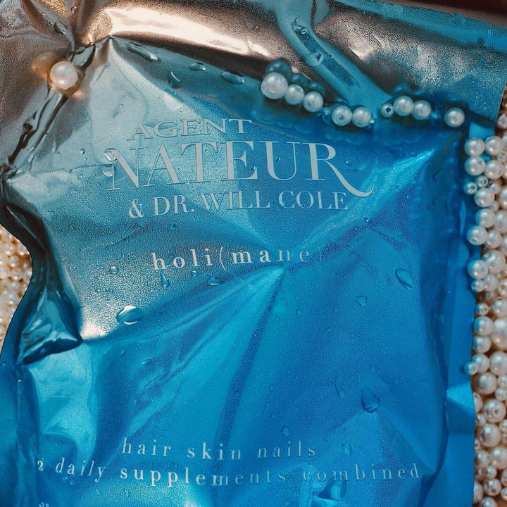 Nahaufnahme (mane) hair skin nails supplement Tüte dekoriert mit Perlen.