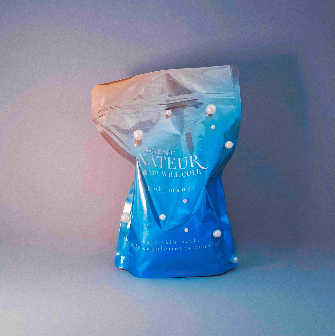  (mane) hair skin nails supplement Tüte vor buntem Hintergrund. North Glow
