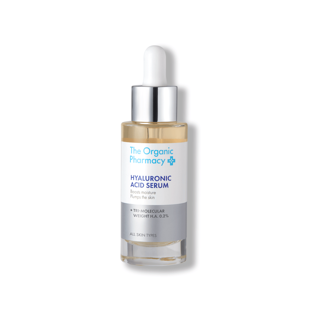 Das Hyaluron Serum von The Organic Pharmacy vor weißem Hintergrund