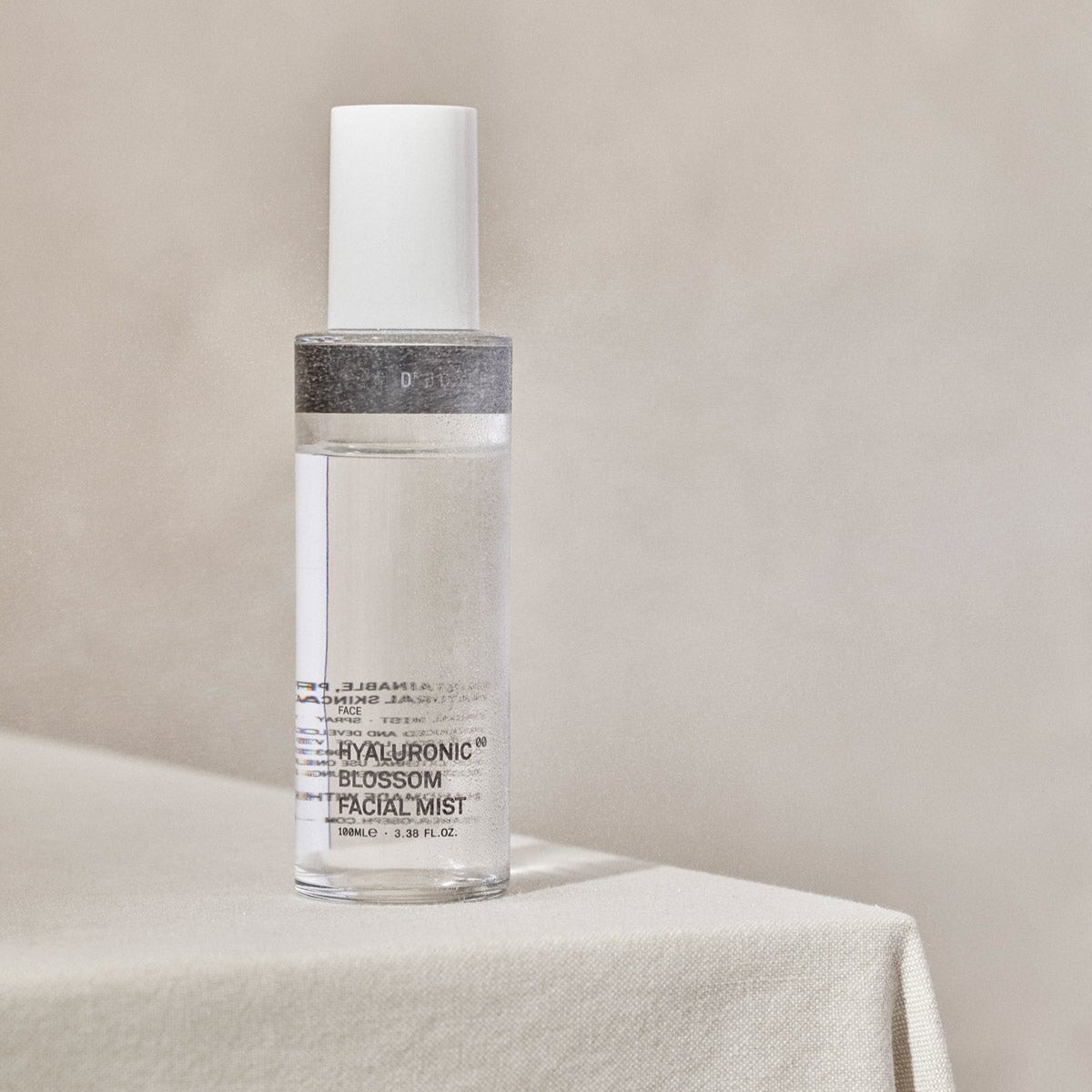 Hyaluronic Blossom Facial Mist stilvoll auf einem Tisch arrangiert – edles Gesichtsspray von TEAM DR JOSEPH für belebte Haut
