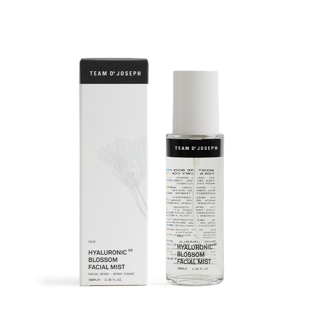 Hyaluronic Blossom Facial Mist von TEAM DR JOSEPH – feuchtigkeitsspendendes Gesichtsspray in edler Flasche mit Sprühkopf auf weißem Hintergrund