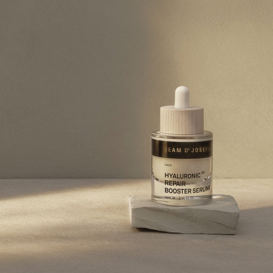 TEAM DR JOSEPH Serum auf Naturmaterialien arrangiert – nachhaltige Hautpflege mit Hyaluron