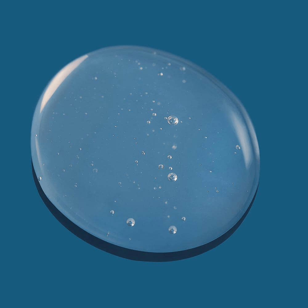 Texturbeispiel Innersense I Create Hold Haargel auf blauem Hintergrund.