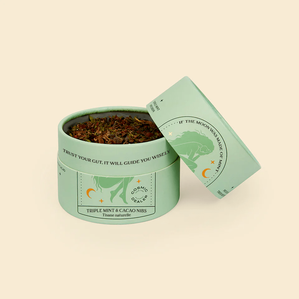 Offene Triple Mint & Cacao Nibs Tee Dose Cosmic Dealer mit angelehntem Deckel.
