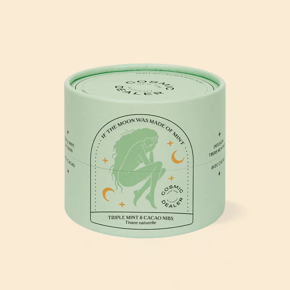 Triple Mint & Cacao Nibs Tee Dose Cosmic Dealer vor hellem Hintergrund.