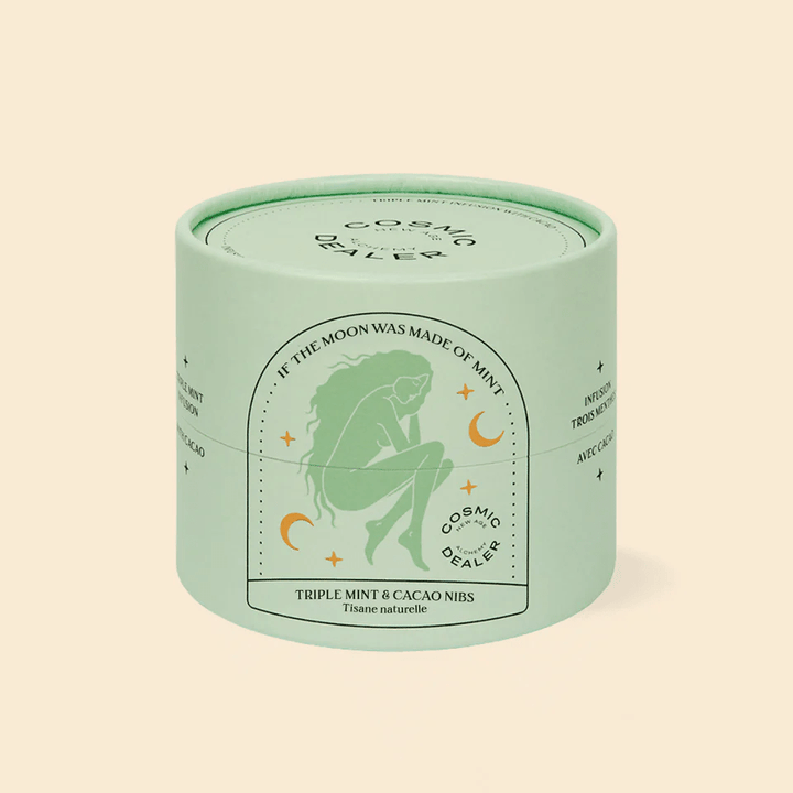Triple Mint & Cacao Nibs Tee Dose Cosmic Dealer vor hellem Hintergrund.