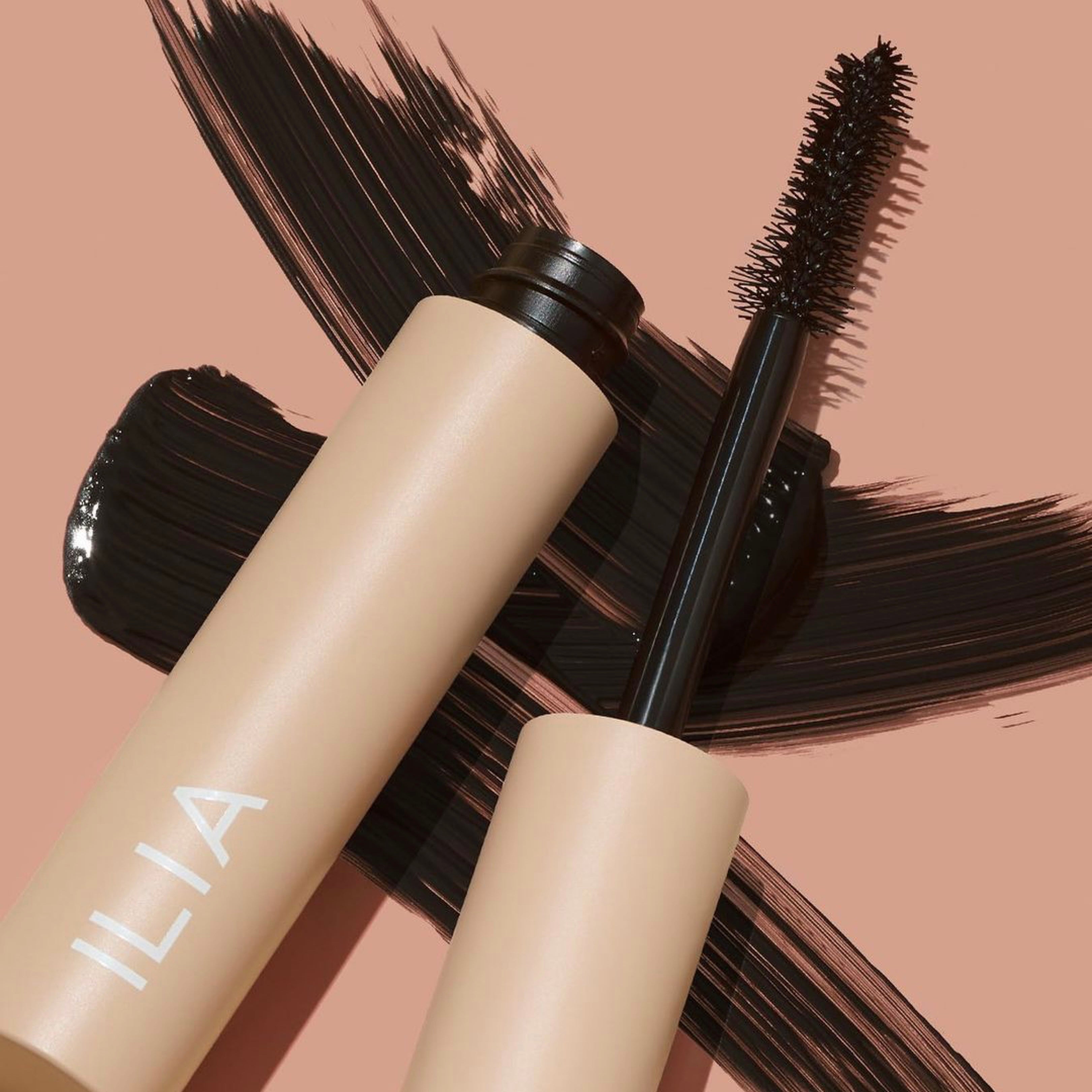 ILIA Fullest Voluminizing Mascara liegt auf gemalten Texturbeispiel.