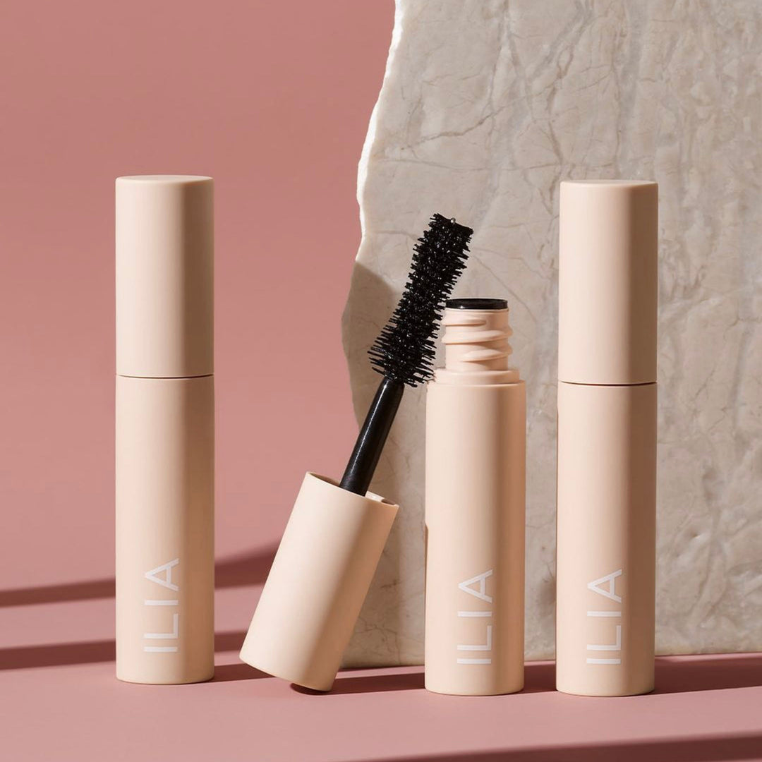 Travelsize ILIA Fullest Voluminizing Mascaras stehen nebeneinander. North Glow