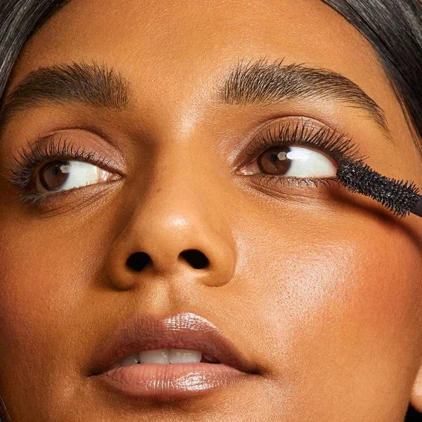 ILIA Fullest Mascara im Gebrauch am weiblichen Model North Glow