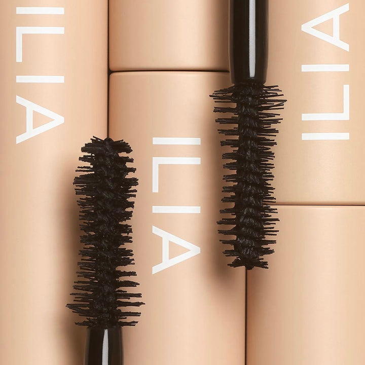 ILIA Fullest Voluminizing Mascarabürsten in Nahaufnahme.