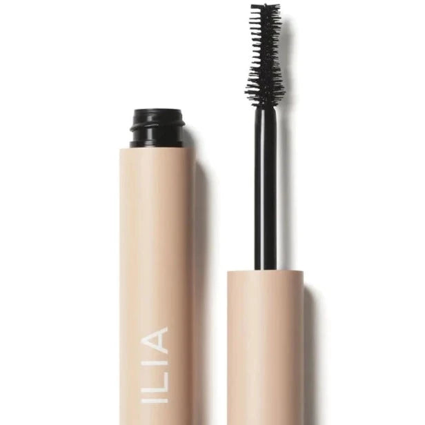 ILIA Fullest Mascara geöffnet vor weißem Hintergrund